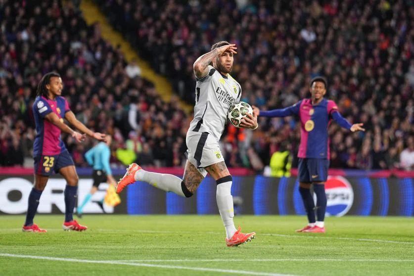 本菲卡场边指挥情绪激动，巴黎圣日耳曼队员怒摔水瓶